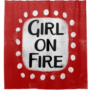 Fille Sur Le Rideau De Douche À Feu