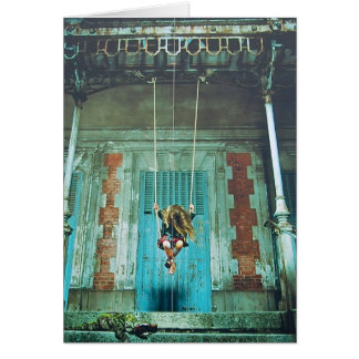 Fille sur une carte d'oscillation