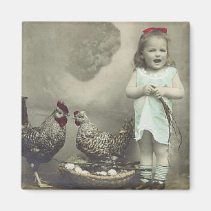 Fille vintage et aimant de poulets