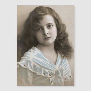 Fille vintage songeuse