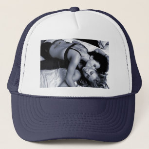 filles chaudes embrassant le casquette