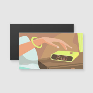 Filles main poussant sur le bouton snooze du révei