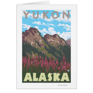 Fireweed et montagnes - le Yukon, Alaska