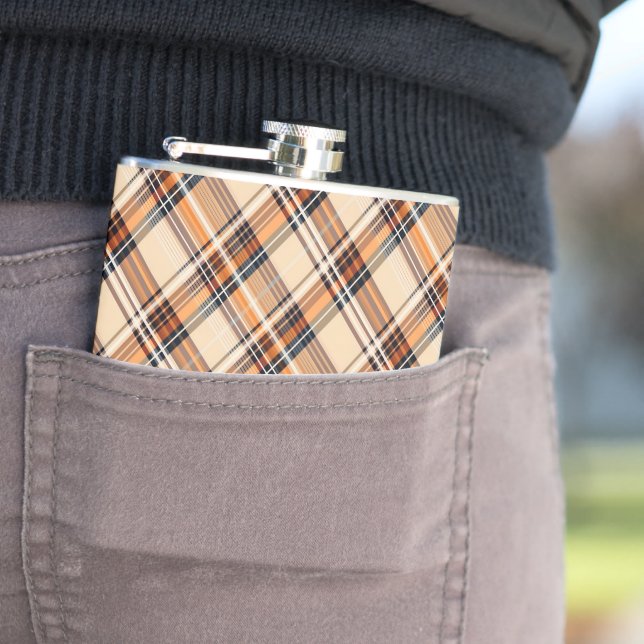 Flacon à hip monogrammé avec plaid diagonal en vin (En situation)