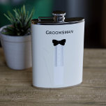 Flacon Mariage de la Cravate Groomsman Bow Tuxedo<br><div class="desc">Si votre Groomsman aime les flacons et les tuxedos,  vous avez trouvé le flacon de smoking que vous cherchez. Ajoute juste son nom</div>