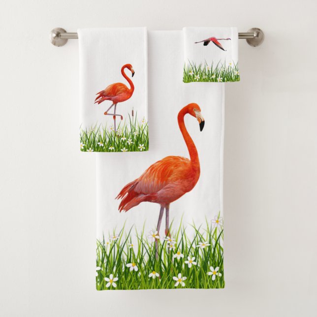 Flamant rose et prairie avec fleurs sur serviette  (En situation)