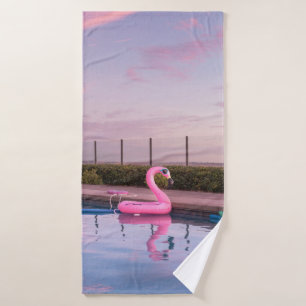 Flamant rose flotteur dans la piscine