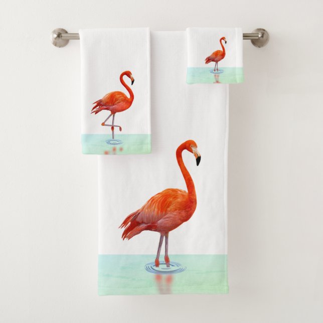 Flamant rose rose debout sur la serviette de bain  (En situation)