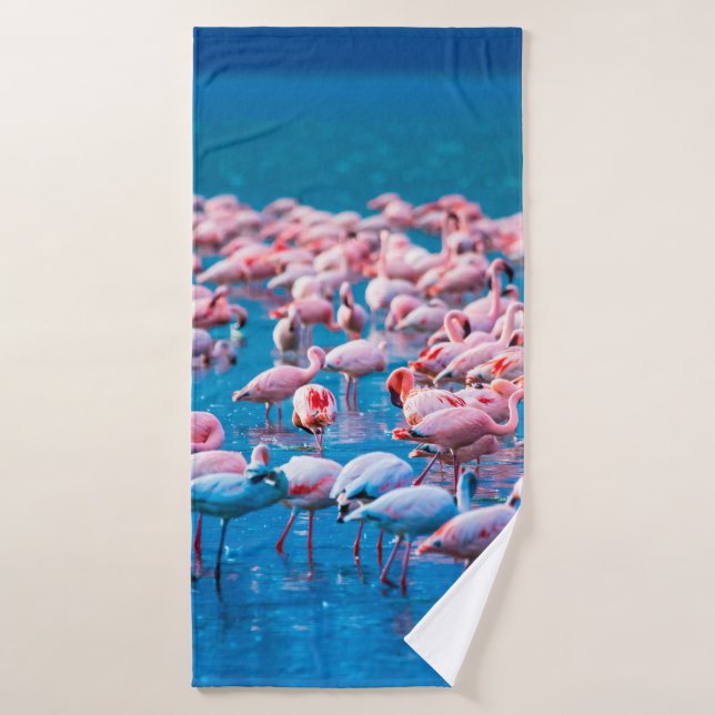 Flamants africains. Groupe de flamants (Serviette de bain)