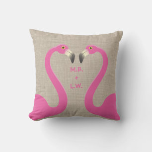 Flamants roses de baiser Monogramme Burlap Coussin