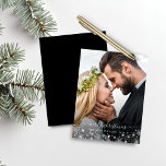 Flammes de neige d'hiver noir blanc Photo de Noël<br><div class="desc">Flocon de neige noir et blanc d'hiver Noël Photo Cartes de Noël avec votre photo et un cadre sucré de flocons de neige blanc et blanc. Le dos est un noir chic, mais peut être changé. Veuillez nous contacter à cedarandstring@gmail.com si vous avez besoin d'aide pour la conception ou les...</div>