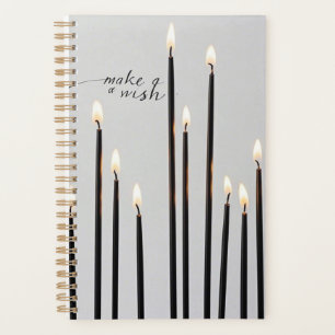 Flammes minimalistes de bougies lumineuses à ligne