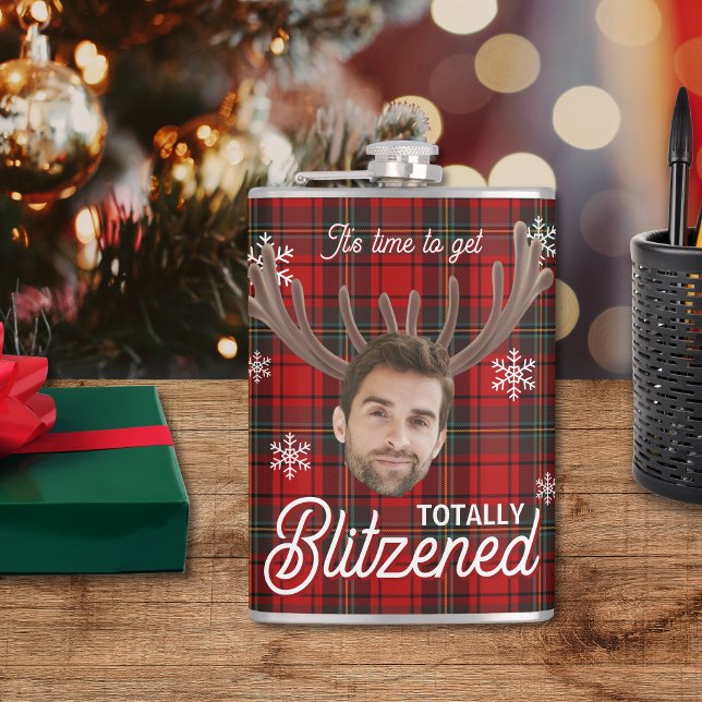 Flasque à boire humour de fêtes Blitzened à carrea (Red plaid Christmas flask with snowflakes and “It’s time to get Blitzened” holiday humor.)