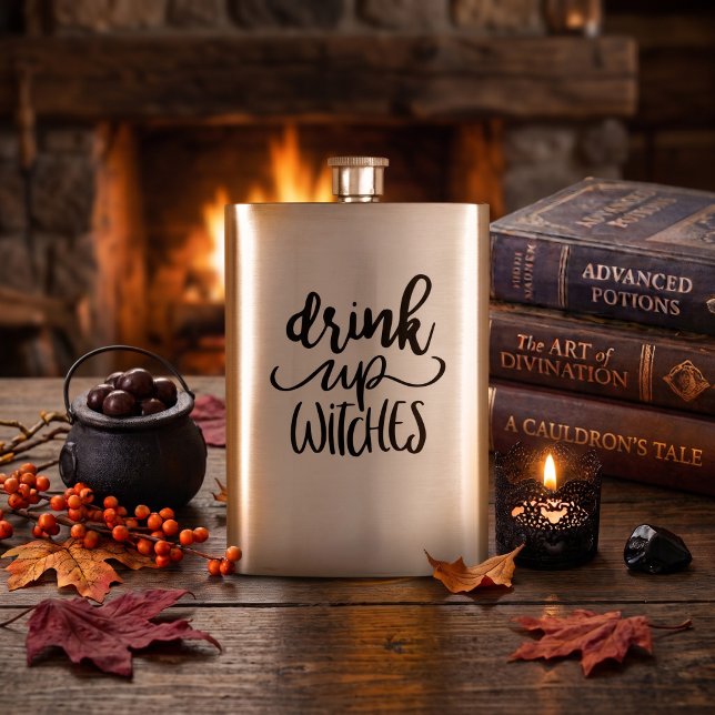 Flasque Buvez les sorcières Citation drôle de scénario Hal (Brew up some festive spirits with this Drink Up Witches funny Halloween script quote design.)