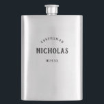 Flasque Cadeau masculin vintage de Groomsman personnalisé<br><div class="desc">Ce flacon élégant et classique de regard fait le cadeau parfait de garçon d'honneur pour votre mariage ! Son nom apparaît en texte noir et vintage de style,  avec son titre pour le mariage aussi bien que la date,  parce que un souvenir qu'il aimera.</div>