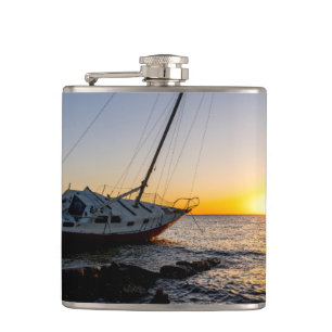 Flasque de coucher de soleil sur le quai et voilie