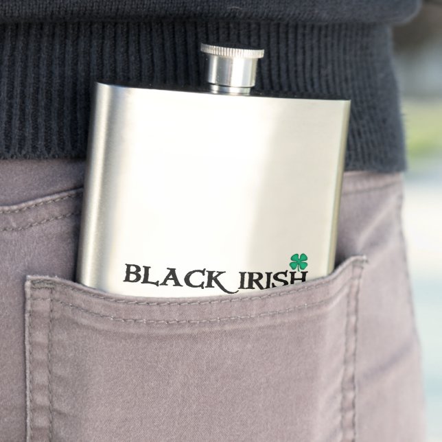 Flasque Fiasque en acier inoxydable Black Irish avec trèfl (En situation)
