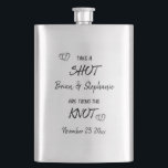 Flasque Prenez Un Couple Engagé Tiré Taillant Le noeud Per<br><div class="desc">Personnalisez ce flacon de liqueur sur le thème du mariage avec les noms du couple heureux et leur date de mariage. Super pour la fête de fiançailles !</div>
