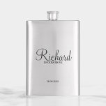 Flasque Scénario moderne - Groomsman personnalisé<br><div class="desc">Cadeaux Groomsman personnalisés avec le nom de toiletteur personnalisé en style de police de script moderne noir avec titre et date mariage dans le style de police sans serif moderne. Parfait aussi pour le meilleur homme,  père de la mariée,  demoiselle d'honneur,  mère de la mariée et plus encore.</div>