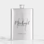 Flasque Script moderne Salons personnalisés<br><div class="desc">Ajoutez une touche personnelle à votre mariage avec un flacon de toiletteurs personnalisé. Ce flacon contient le nom du marionnettiste personnalisé en style de police de script moderne gris et monogramme en style de police de script moderne gris clair en arrière - plan avec titre et date mariage en gris...</div>