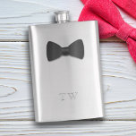 Flasque Tuxedo Mariage Bow Cravate Monogramme Argent Flaco<br><div class="desc">Quelque chose de nouveau,  quelque chose de bizarre comme cadeau pour votre Best Man,  Groomsman ou Bridesman. Ajoutez leurs initiales à cette fiole argentée classique portant une cravate arc mariage. Il est imprimé sur,  mais vous avez la possibilité de supprimer et juste avoir ses initiales.</div>