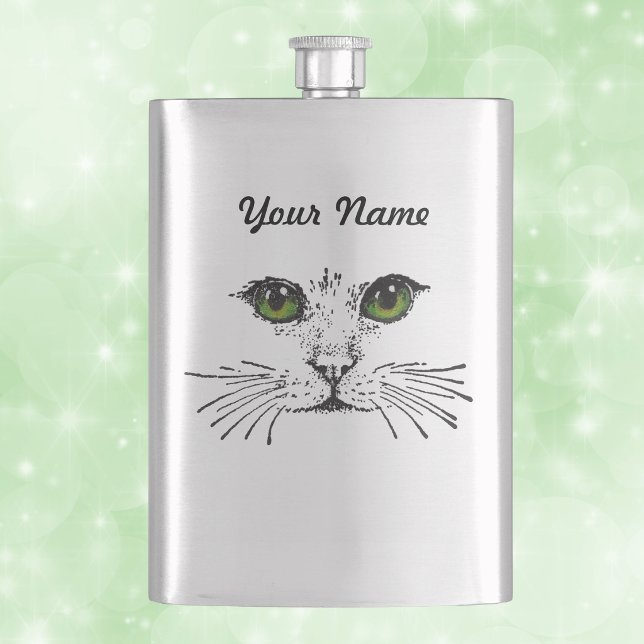Flasque Visage de Chat Yeux Verts Moustaches (Illustration in black of cat face long whiskers green eyes on a drinking flask.)