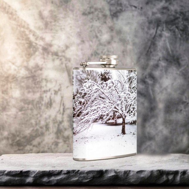 Flasques Arbre à neige (A drink from this Snow Tree Hip Flask, seems to taste, all the more refreshing!)