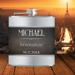 Flasques Argent Métallurgique Faux Cuir Groomsman<br><div class="desc">Flacon design moderne avec un design métallique en gris argenté avec un faux bandeau en cuir. Beau pour un marié,  Fête des pères ou patron ... </div>