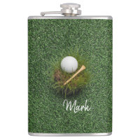 Boule de golf sur pelouse verte