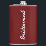 Flasques Bourgogne Rouge Mariage nuptiale fille cadeau Favo<br><div class="desc">Un cadeau parfait pour les demoiselles d'honneur ! N'hésitez pas à modifier la couleur de l'arrière - plan et vous pouvez customiser de modifier le texte pour convenir à un autre destinataire pour un événement différent si vous le souhaitez !</div>