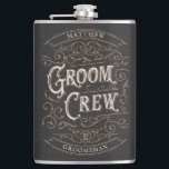 Flasques Cadeau Groomsmen customisé<br><div class="desc">Ce flacon personnalisé est le cadeau parfait pour les groomsmen. Le design vintage s'inspire des vieux étiquettes de bouteilles de whisky. Customisez avec le nom et le rôle (groomsman,  best man,  groom) de chaque membre de la fête de mariage.</div>