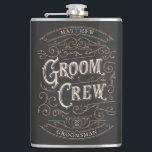 Flasques Cadeau Groomsmen customisé<br><div class="desc">Ce flacon personnalisé est le cadeau parfait pour les groomsmen. Le design vintage s'inspire des vieux étiquettes de bouteilles de whisky. Customisez avec le nom et le rôle (groomsman,  best man,  groom) de chaque membre de la fête de mariage.</div>