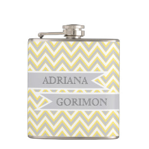 Flasques chevron moderne gris, jaune mariage personnalisé