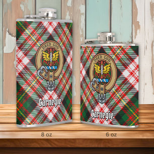 Flasques Clan Carnegie Crest sur la robe Tartan