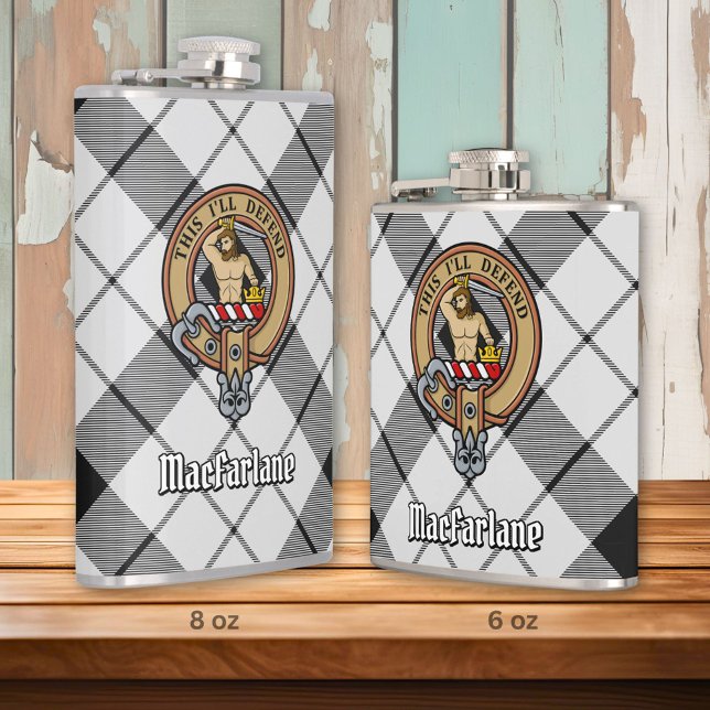 Flasques Clan MacFarlane Crest sur tarte noir et blanc (Créateur téléchargé)