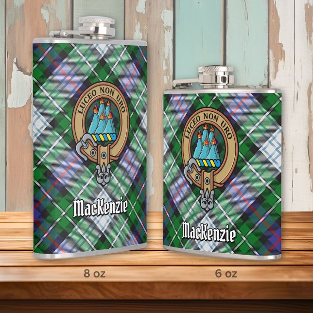 Flasques Clan MacKenzie Crest sur Tartan de robe (Créateur téléchargé)