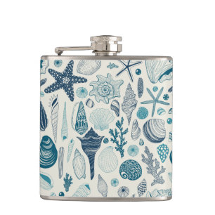Flasques Coques de mer sur le blanc