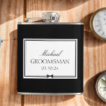 Flasques Cuisinier classique personnalisé simple Bowtie<br><div class="desc">Toast au toiletteur en style avec cette fiole élégante et personnalisée. Conçu avec une esthétique classique en noir et blanc, ce flacon peut être customisé avec son nom, son rôle et sa date mariage, ce qui en fait un cadeau exceptionnel qu'il appréciera. Parfait pour les fêtes pré-mariages ou comme souvenir...</div>