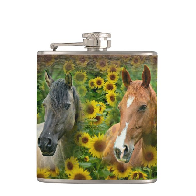 Flasques De beaux chevaux dans le champ de tournesols (Devant)