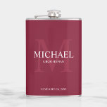Flasques Élégant Groomsmen Personnalisé Monogramme et nom<br><div class="desc">Ajoutez une touche personnelle à votre mariage avec un flacon de toiletteurs personnalisé. Ce flacon comporte le nom du marionnettiste personnalisé avec titre et date mariage en blanc et monogramme en rouge bordeaux clair comme arrière - plan, dans le style de police serif classique, sur arrière - plan rouge bordeaux....</div>
