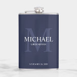 Flasques Élégant Groomsmen Personnalisé Monogramme et nom<br><div class="desc">Ajoutez une touche personnelle à votre mariage avec un flacon de toiletteurs personnalisé. Ce flacon comporte le nom du marionnettiste personnalisé avec titre et date mariage en blanc et monogramme en bleu marine clair comme arrière - plan, dans le style de police serif classique, sur arrière - plan bleu marine....</div>