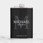 Flasques Élégant Groomsmen Personnalisé Monogramme et nom<br><div class="desc">Ajoutez une touche personnelle à votre mariage avec un flacon de toiletteurs personnalisé. Ce flacon comporte le nom du marionnettiste personnalisé avec titre et date mariage en blanc et monogramme en gris clair comme arrière - plan, dans le style de police serif classique, sur arrière - plan noir. Aussi parfait...</div>
