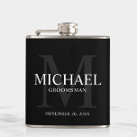 Flasques Élégant Noir Personnalisé Groomsmen<br><div class="desc">Ajoutez une touche personnelle à votre mariage avec un flacon de toiletteurs personnalisé. Ce flacon comporte le nom du marionnettiste personnalisé avec titre et date mariage en blanc et monogramme en gris arrière - plan, en style de police serif classique, sur arrière - plan noir. Aussi parfait pour le meilleur...</div>