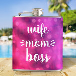 Flasques Femme Maman Boss Baby Script Typographie Bold Hot<br><div class="desc">"Femme. Maman. Patron." Vous savez qu'elle gère la maison et garde tout le monde dans la file. Donnez-lui le temps d'inactivité qu'elle mérite chaque fois qu'elle utilise cette fiole colorée, sasée et inspirante. Avec un script d'écriture manuscrite blanc et audacieux sur un arrière - plan de livre rose violet, ce...</div>