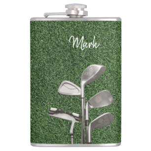 Flasques Fer de golf sur herbe verte