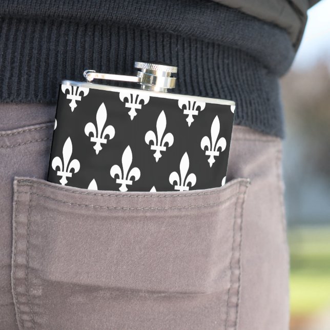 Flasques Fleur de Lis Motif, Royal French, Blanc sur Noir (En situation)