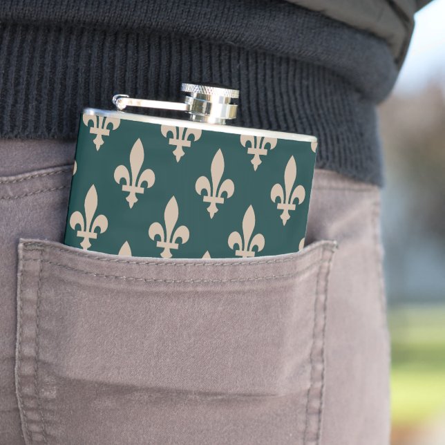 Flasques Fleur de Lis Motif, Royal French Creative on Green (En situation)
