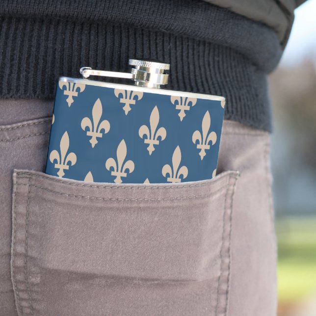 Flasques Fleur de Lis Motif, Royal French, Crème sur Blue (En situation)