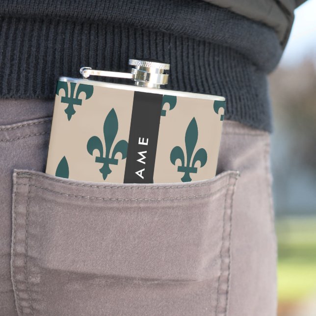 Flasques Fleur de Lis, Vert sur Beige, Royal, Votre Nom (En situation)