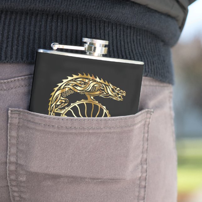 Flasques Forge de casque d'armure de chevalier d'or en text (En situation)